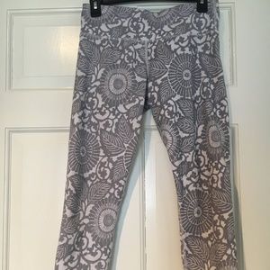 Lululemon capris size 8